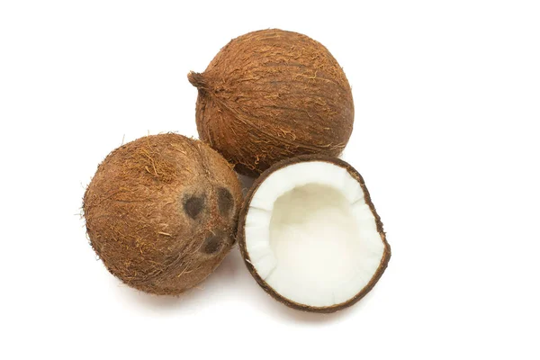 Kokosy całe i pół izolowane na białym tle. Tropikalny f — Zdjęcie stockowe