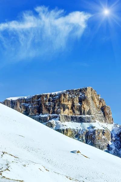Sunshiny inverno paisagem de montanha . — Fotografia de Stock