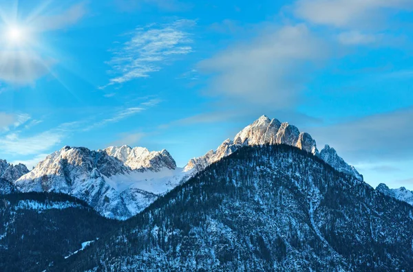 Inverno soleggiato paesaggio montano (Austria ). — Foto Stock