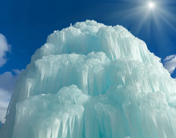 Cascada de hielo en el fondo del cielo . — Foto de Stock