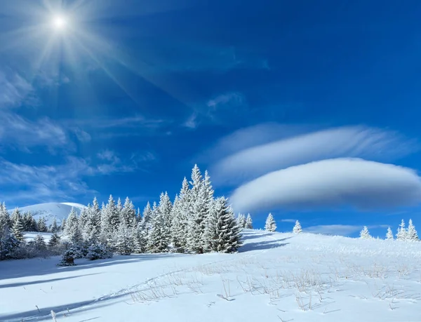Ranní zimní horské ozářená krajina — Stock fotografie