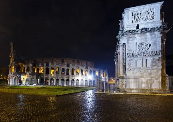 Colosseum en Constantine Arch nacht uitzicht, Rome. — Stockfoto