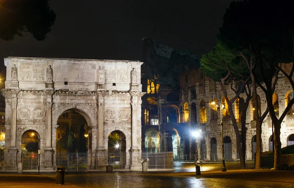 Colosseo e Arco di Costantino vista notturna, Roma . — Foto Stock