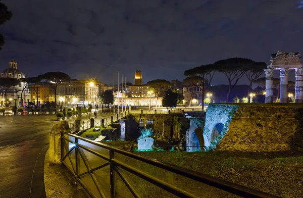 Róma éjszakai városra, Olaszország, Traianus-fórum. — Stock Fotó
