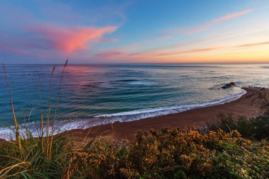 Sunrise okyanus plaj görüntülemek. 