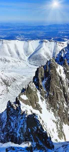 Invierno sunshiny paisaje de montaña . — Foto de Stock