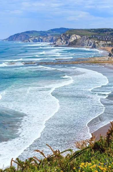 Spiaggia Azkorri o Gorrondatxe vista . — Foto Stock