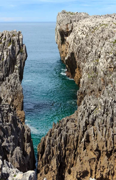 Golfo de Vizcaya costa rocosa, España . — Foto de Stock