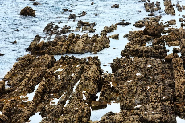 Formações rochosas perto da costa . — Fotografia de Stock