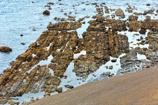 Formações rochosas perto da costa . — Fotografia de Stock