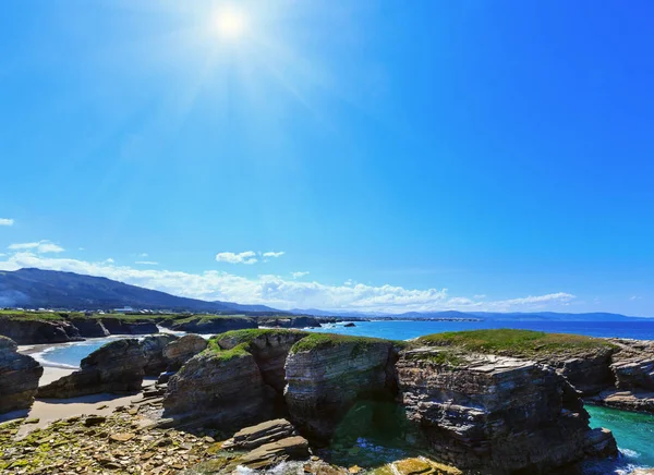 Summer sunshiny Atlantic coast and beach (Galicia). — Stock Photo, Image