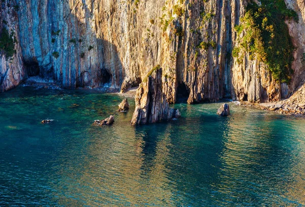 Costa rocosa (primer plano) y agua de mar . — Foto de Stock