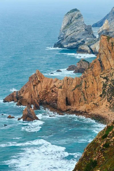 Pohled na pobřeží Atlantiku v oblačné počasí, Portugalsko. — Stock fotografie