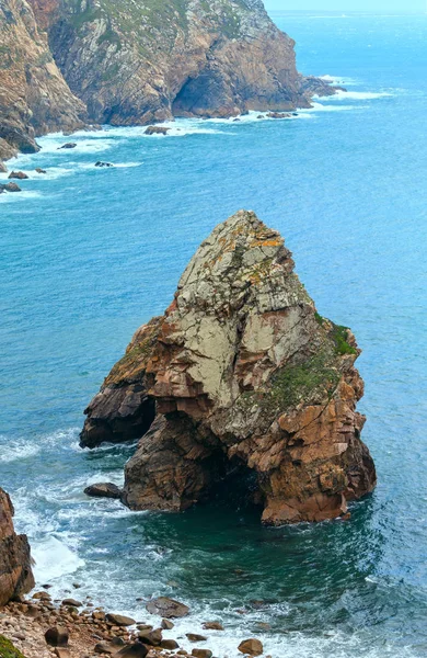 海岸近くの岩. — ストック写真