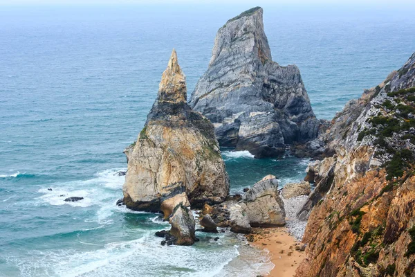 Pohled na pobřeží Atlantiku v oblačné počasí, Portugalsko. — Stock fotografie