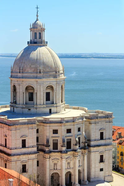 Iglesia y vistas al mar desde el techo. Lisboa, Portugal . — Foto de Stock