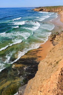 Yaz Atlantik Okyanusu kıyısında. Algarve, Portekiz. 
