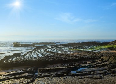 Sunshine Beach (Algarve, Portekiz doğal amfitiyatro yukarıda)