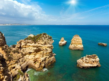 Sunshine yukarıda Atlantik kayalık sahil şeridi (Algarve, Portekiz).
