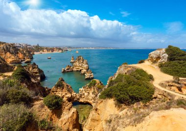 Sunshine yukarıda Atlantik kayalık sahil şeridi (Algarve, Portekiz).