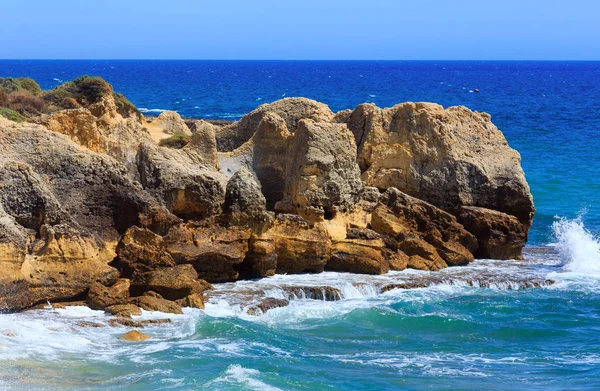 Vista sulla costa rocciosa atlantica (Algarve, Portogallo ). — Foto Stock