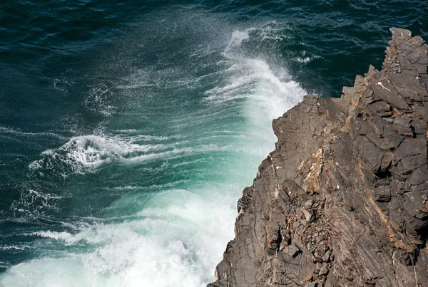 岩だらけの海岸で波が砕ける. — ストック写真