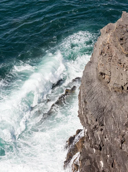 Olas rompiendo en la costa rocosa. — Foto de Stock