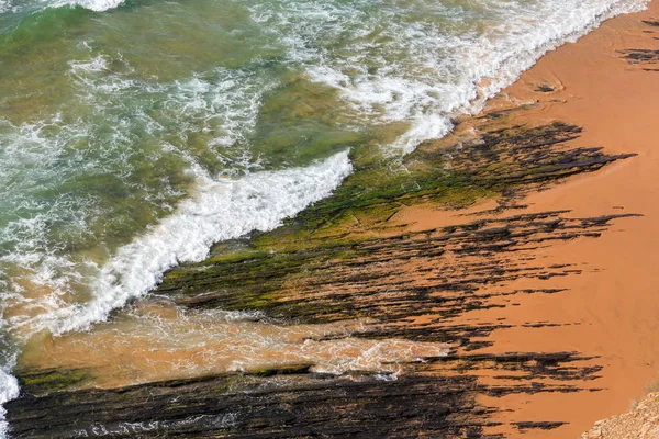 Sziklaalakzatok, a strand és a surf-hullám. — Stock Fotó