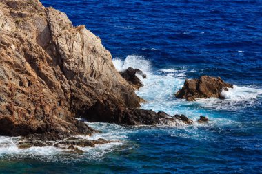 Yaz kayalık Sahil (Costa Blanca, İspanya).