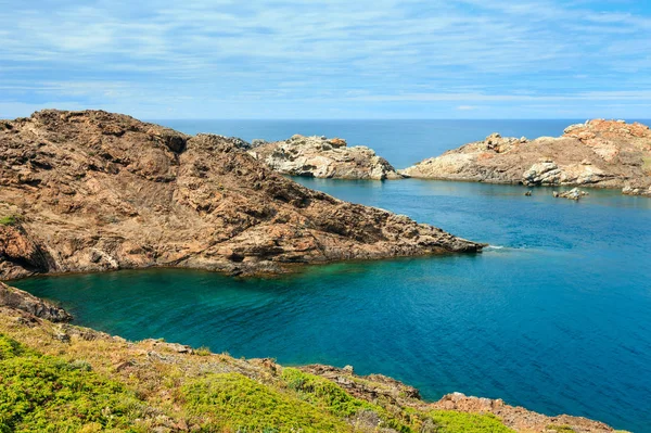 Rotsachtige kust van de Costa Brava, Spanje. — Stockfoto