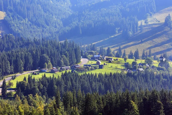 Letní mountain view (Karpaty, Ukrajina). — Stock fotografie