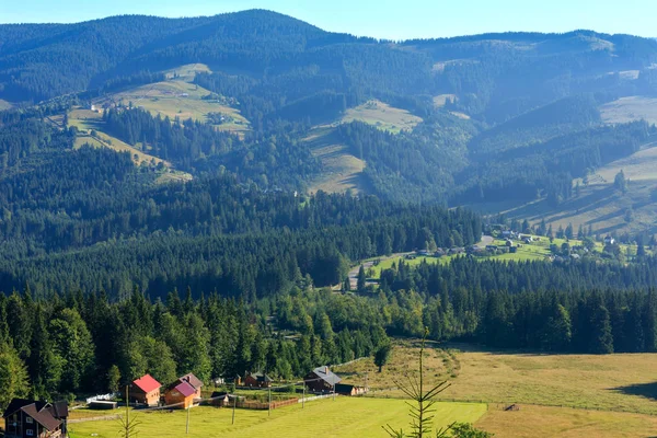 Sommer Bergland Blick (Karpaten, Ukraine). — Stockfoto