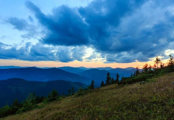 Zomer zonsondergang bergzicht (Karpaten, Oekraïne). — Stockfoto