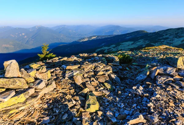 Sommar morgon bergsutsikt (Karpaterna, Ukraina). — Stockfoto