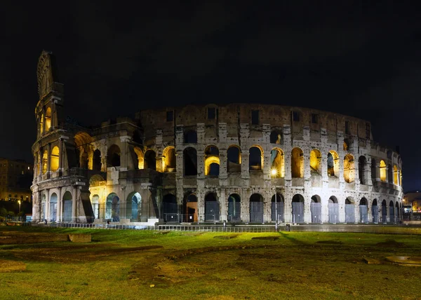 Нічний погляд Колізей, Рим. — стокове фото