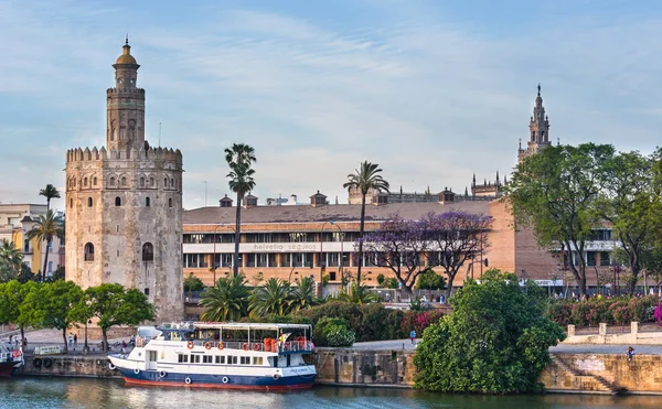 Kvällen Sevilla stadsutsikt (Spanien). — Stockfoto