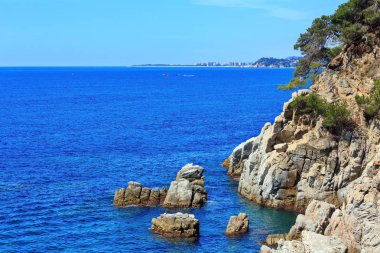 Yaz deniz kayalık sahil manzaralı (İspanya).