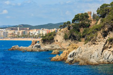 Yaz deniz kayalık sahil manzaralı (İspanya).