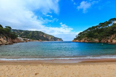 Yaz deniz kayalık sahil manzaralı (İspanya).