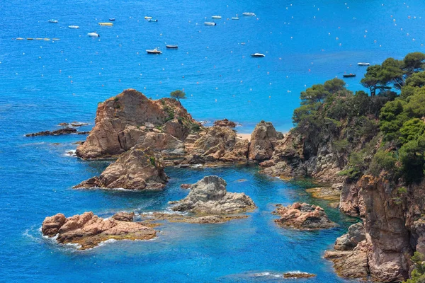 Zomer rotskust zeezicht (Spanje). — Stockfoto