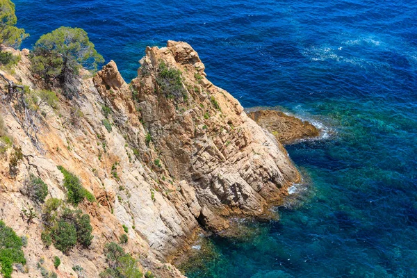 Verão mar rochoso costa vista (Espanha ). — Fotografia de Stock