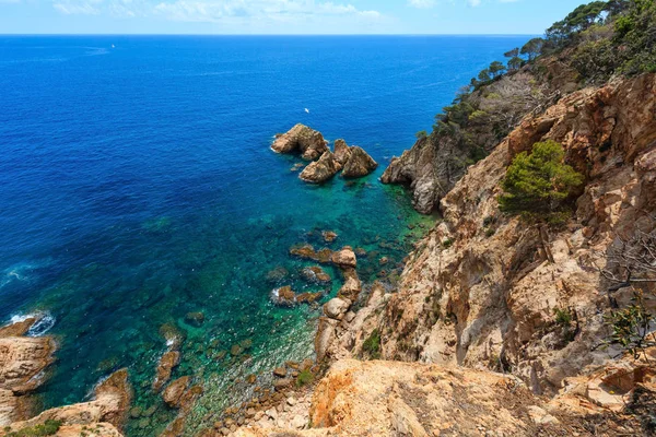 夏季岩石海岸海景 （西班牙). — 图库照片