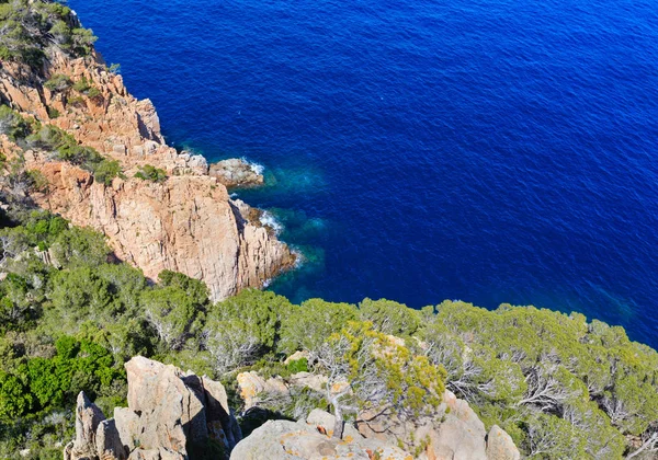 Sommer Meer felsigen Küstenblick (Spanien). — Stockfoto