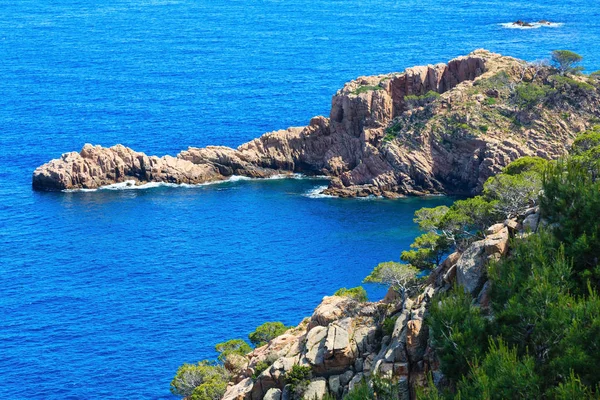 Zomer rotskust zeezicht (Spanje). — Stockfoto