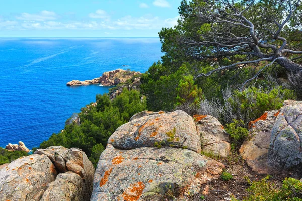 Sommer Meer felsigen Küstenblick (Spanien). — Stockfoto