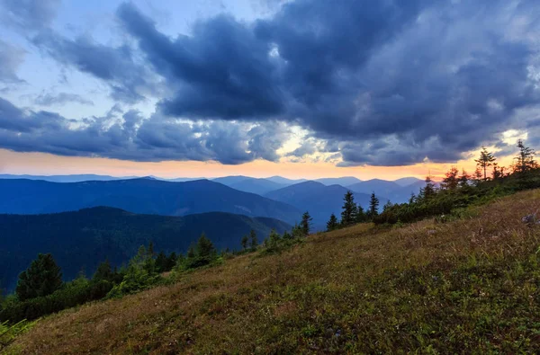 Zomer zonsondergang bergzicht (Karpaten, Oekraïne). — Stockfoto