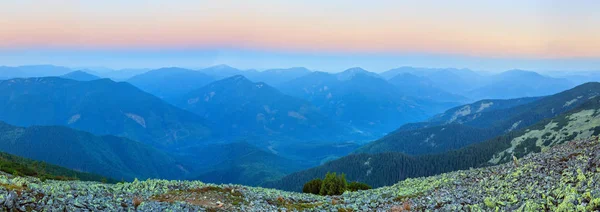 Letní sunrise horské panorama (Karpaty, Ukrajina). — Stock fotografie