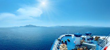 Yaz deniz güneşli görünümünden feribot (Yunanistan)