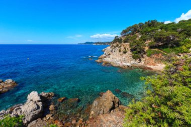 Yaz deniz kayalık sahil manzaralı (İspanya).