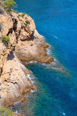 Yaz deniz kayalık sahil manzaralı (İspanya).